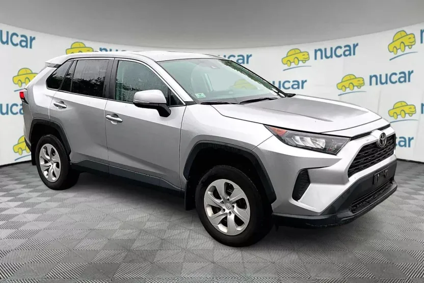 2022 Toyota RAV4 LE photo 1