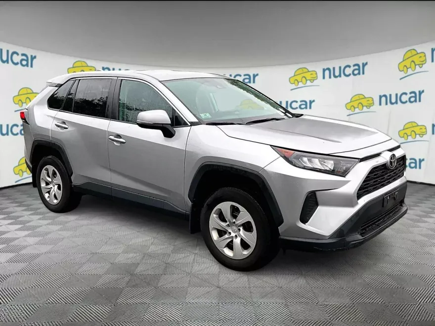2022 Toyota RAV4 LE photo 1