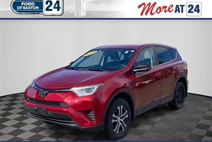 2018 Toyota RAV4 LE photo 1
