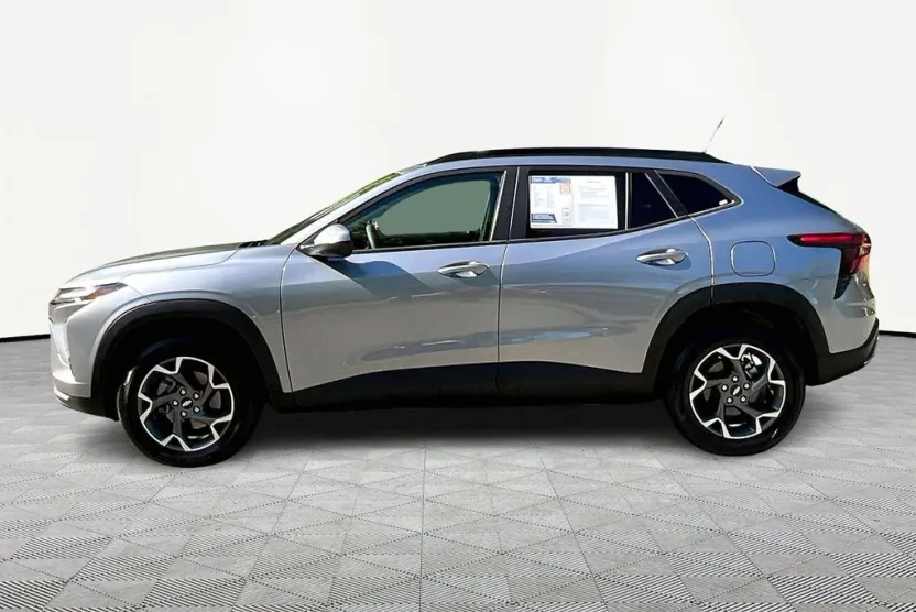 2024 Chevrolet Trax LT photo 1