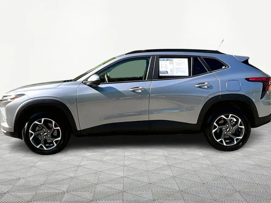 2024 Chevrolet Trax LT photo 1