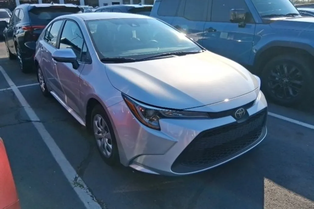 2022 Toyota Corolla LE photo 1