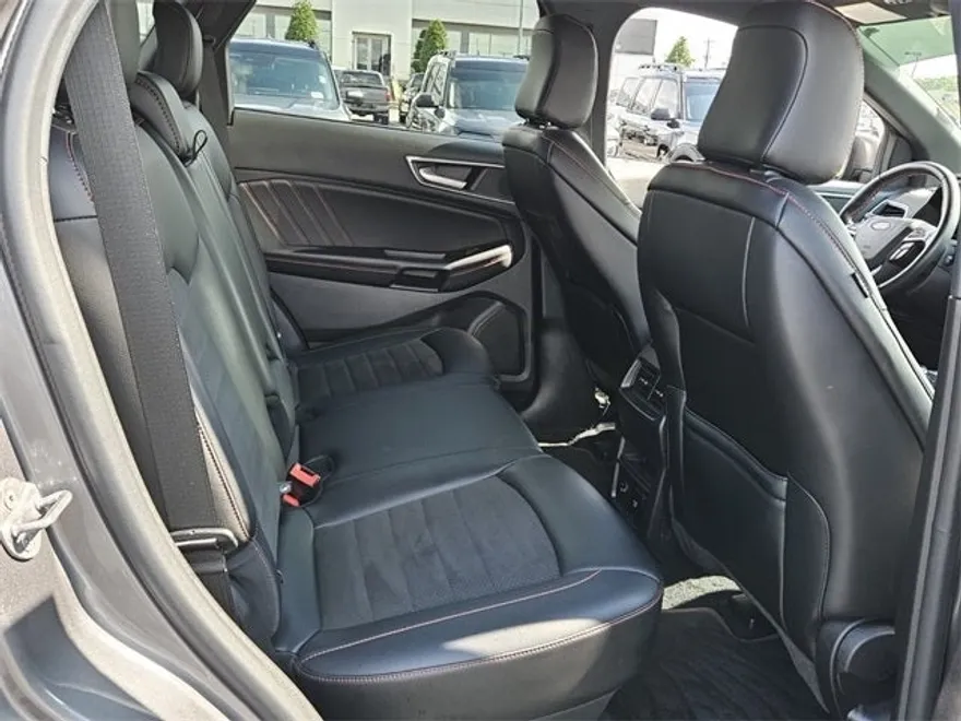 2022 Ford Edge ST photo 15