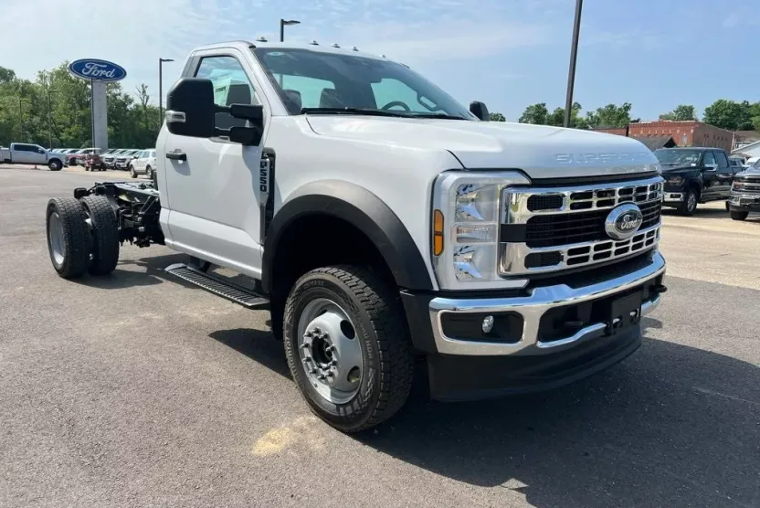 2025 Ford F-550 photo 1