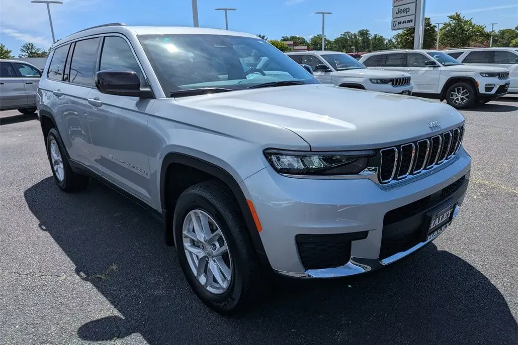 2025 Jeep Grand Cherokee Laredo photo 1