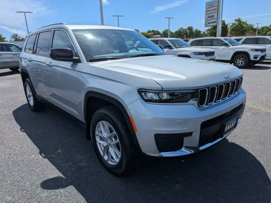 2025 Jeep Grand Cherokee Laredo photo 1