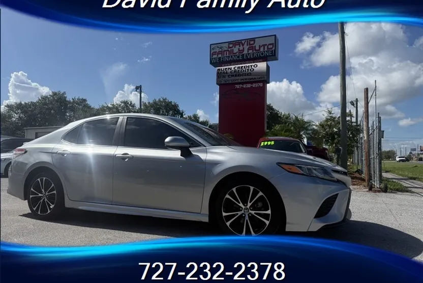 2018 Toyota Camry SE photo 1
