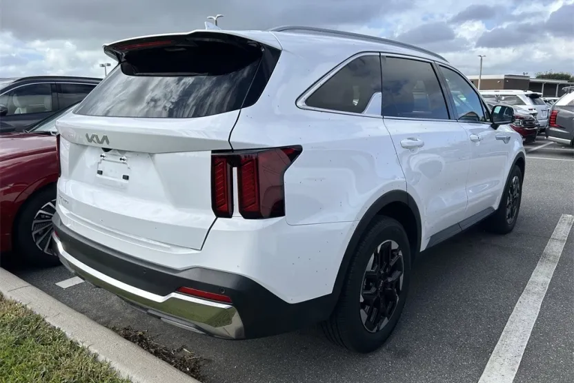2025 Kia Sorento S photo 1