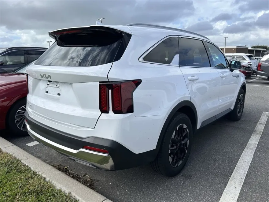 2025 Kia Sorento S photo 1