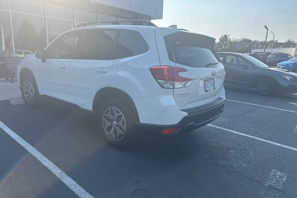 2023 Subaru Forester Premium photo 1