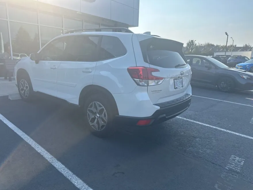 2023 Subaru Forester Premium photo 1