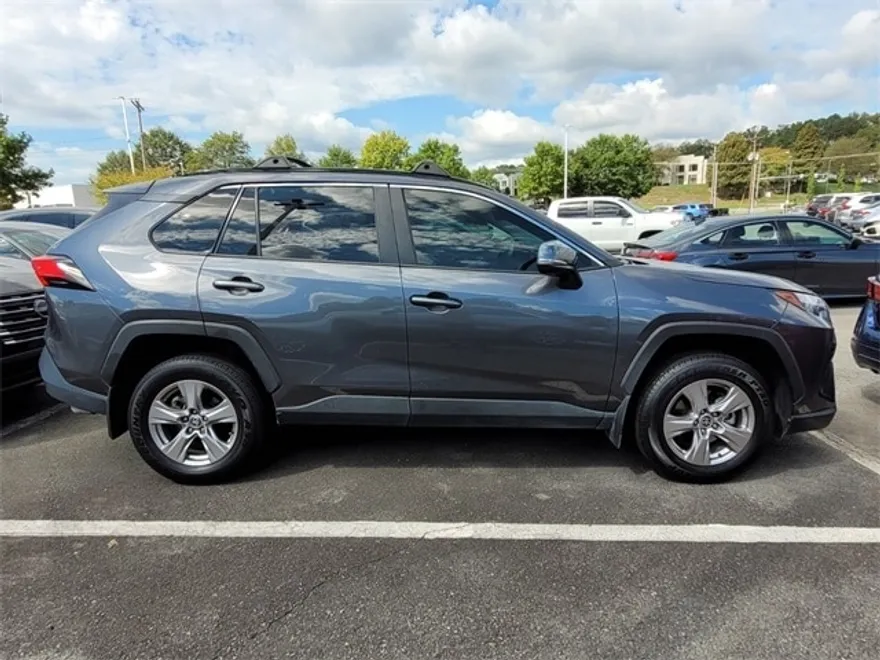 2022 Toyota RAV4 XLE photo 1