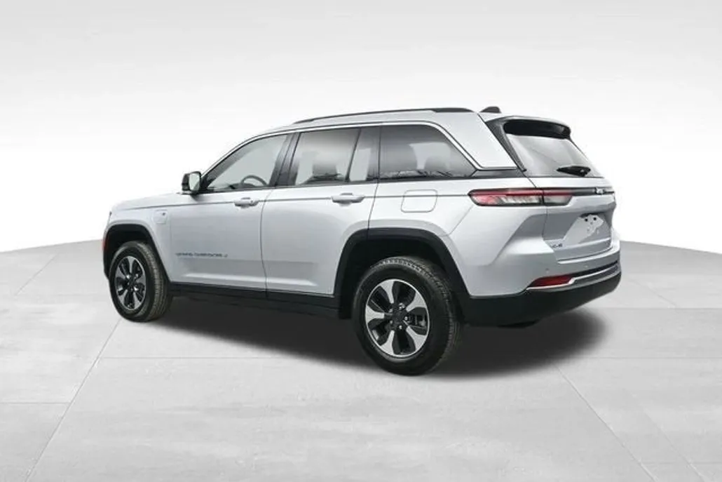 2023 Jeep Cherokee Base photo 1