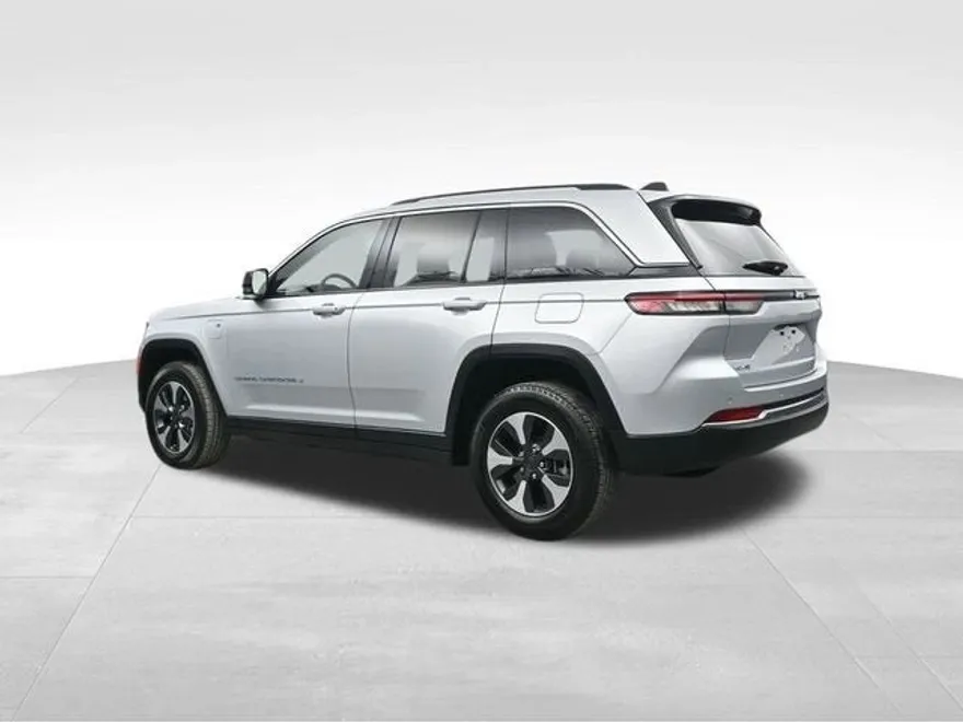 2023 Jeep Cherokee Base photo 1