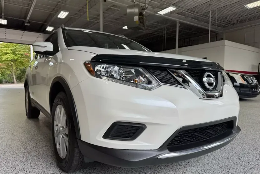 2015 Nissan Rogue SV photo 1