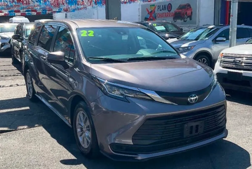 2022 Toyota Sienna LE photo 1
