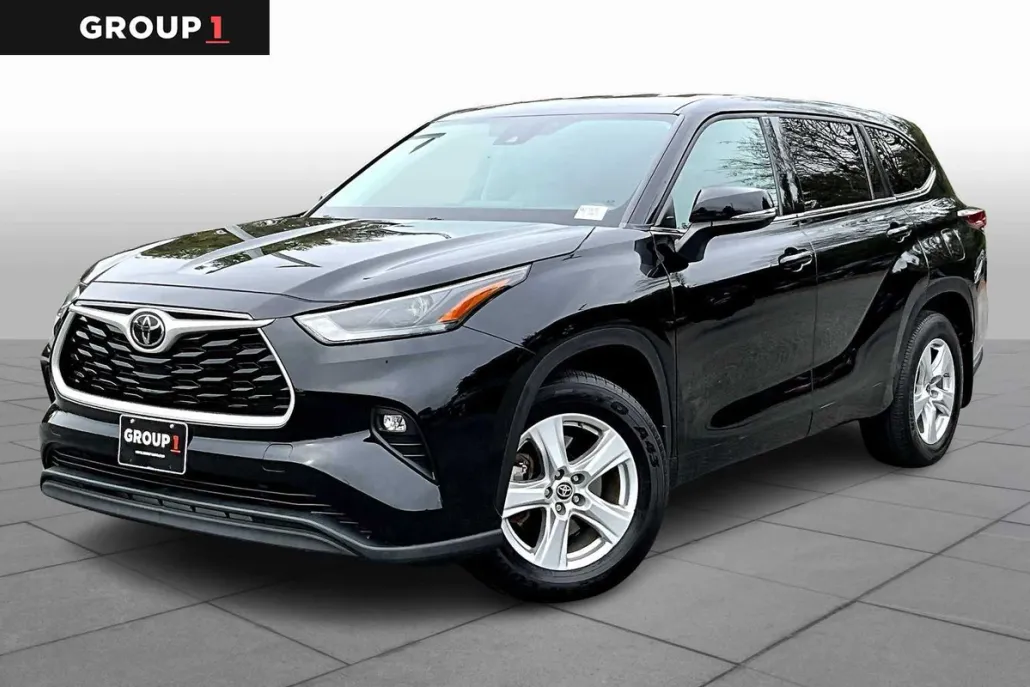 2022 Toyota Highlander LE photo 1