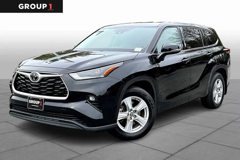 2022 Toyota Highlander LE photo 1