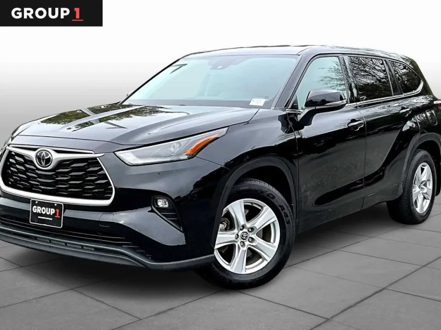 2022 Toyota Highlander LE photo 1