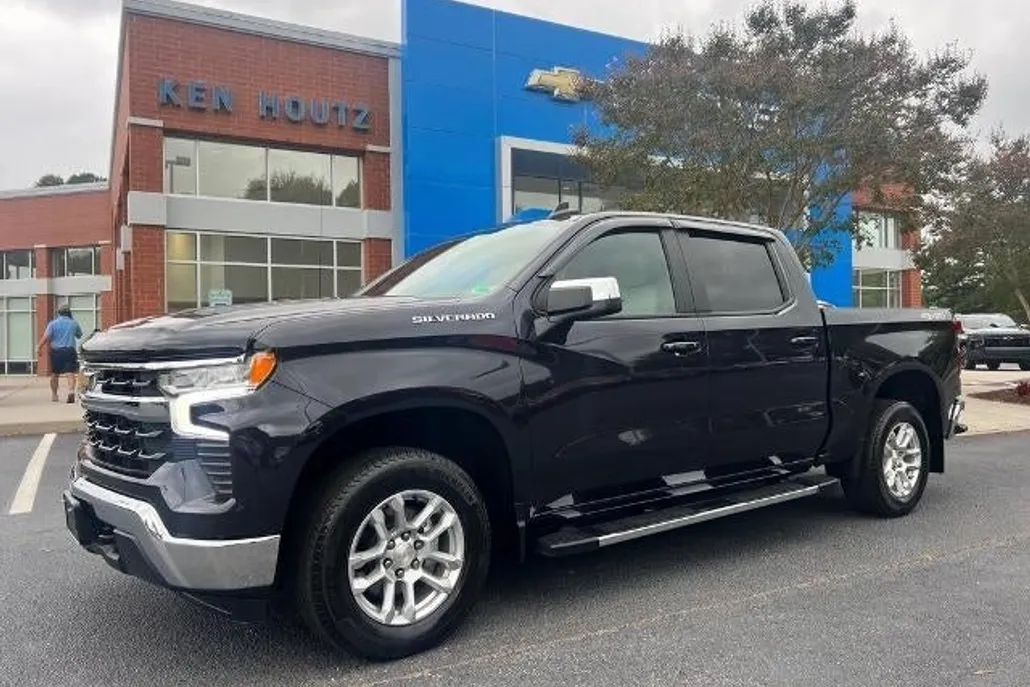 2023 Chevrolet Silverado 1500 LT photo 1