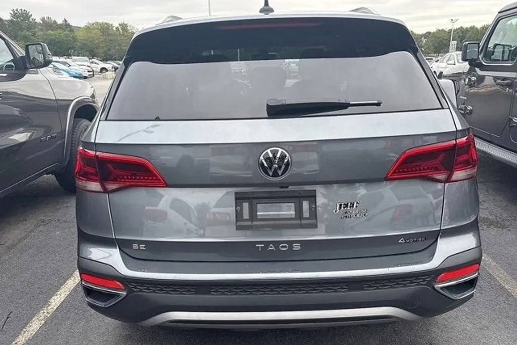 2023 Volkswagen Taos SE photo 1