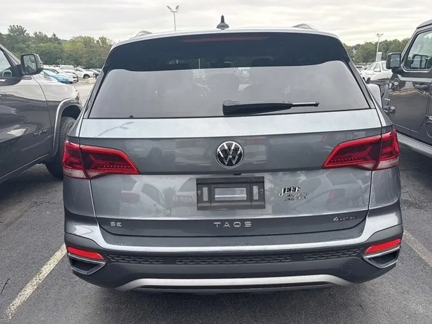 2023 Volkswagen Taos SE photo 1