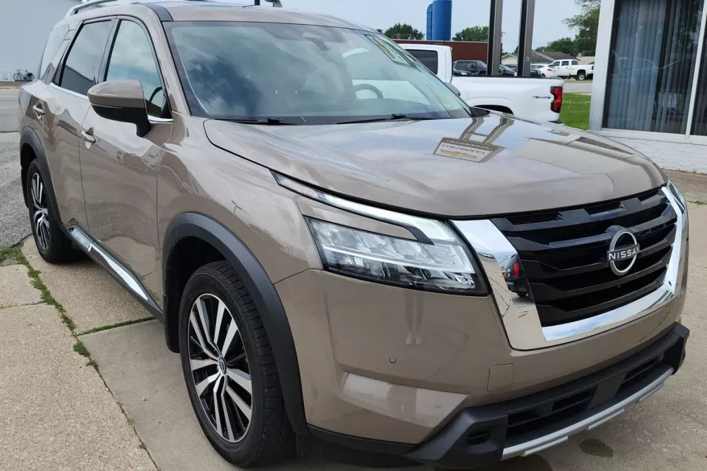 2023 Nissan Pathfinder Platinum photo 1