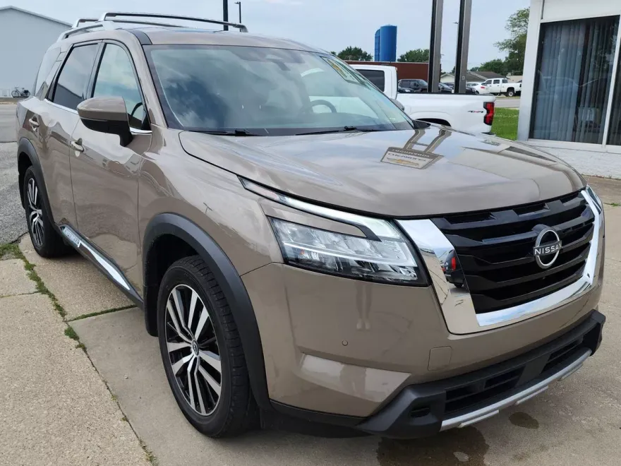 2023 Nissan Pathfinder Platinum photo 1