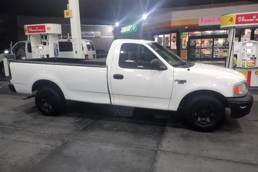 1999 Ford F-250 XL photo 1