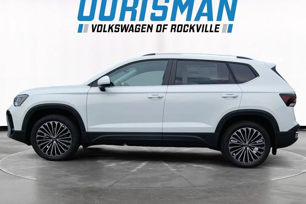 2025 Volkswagen Taos SE photo 1