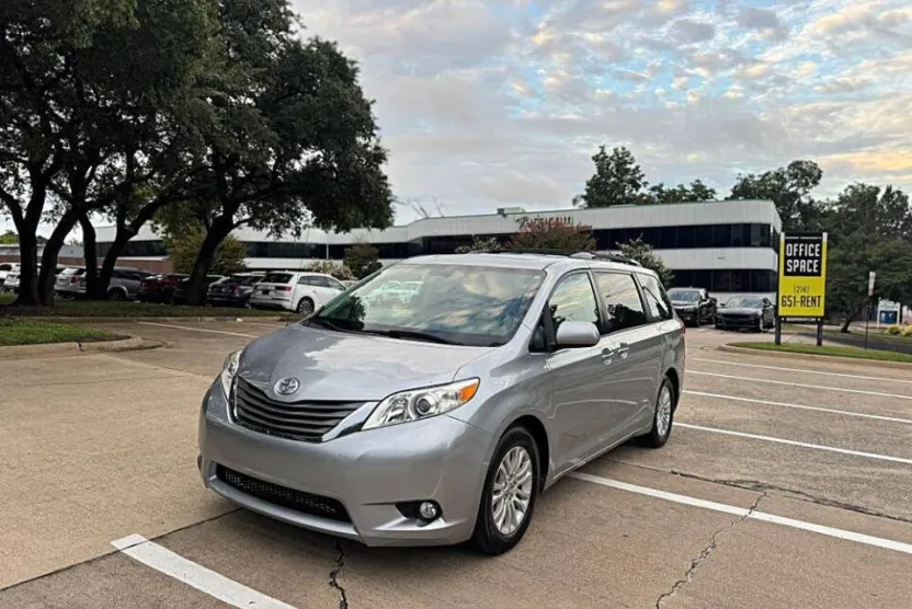 2014 Toyota Sienna XLE photo 1