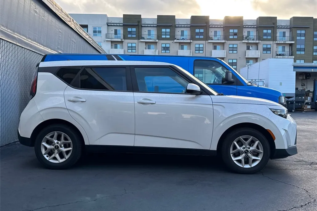 2023 Kia Soul LX photo 1