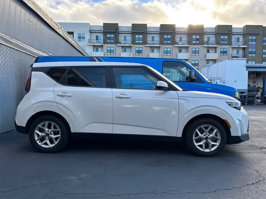 2023 Kia Soul LX photo 1