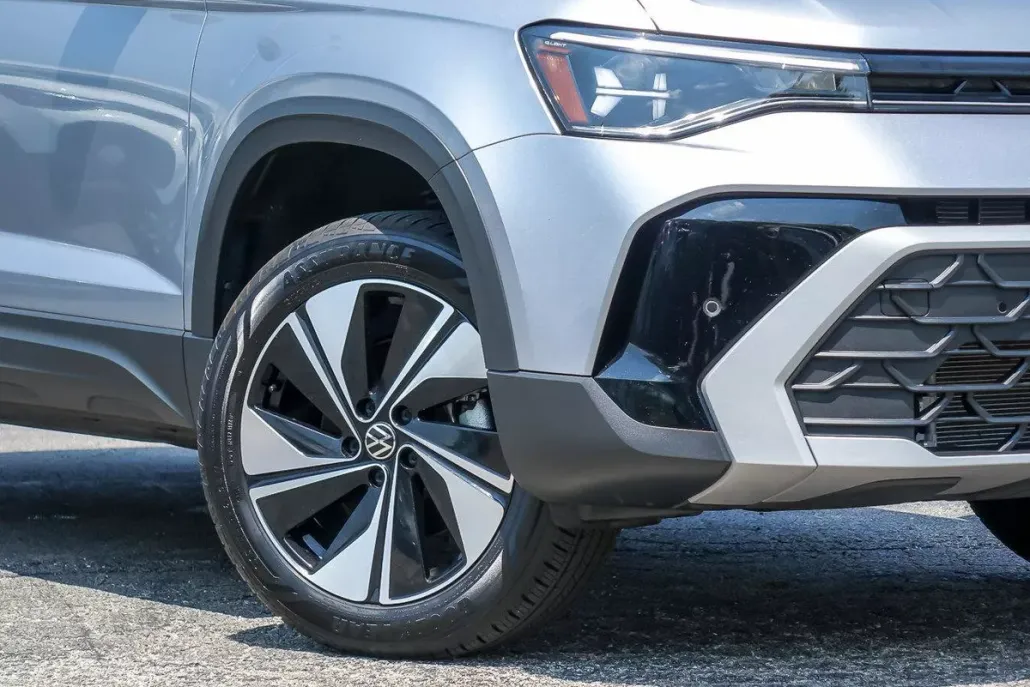 2025 Volkswagen Taos SE photo 1