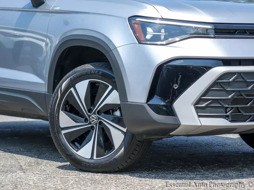 2025 Volkswagen Taos SE photo 1