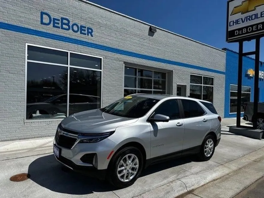 2022 Chevrolet Equinox LT photo 1