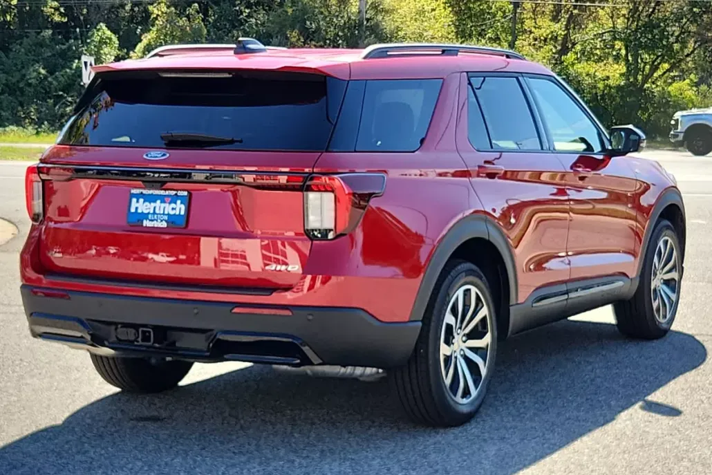 2025 Ford Explorer ST-Line photo 1