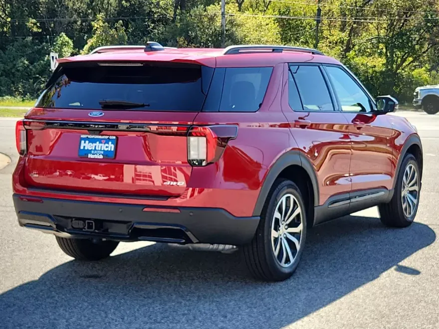 2025 Ford Explorer ST-Line photo 1