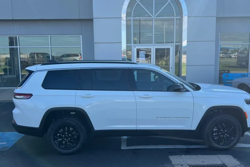 2025 Jeep Grand Cherokee Laredo photo 1