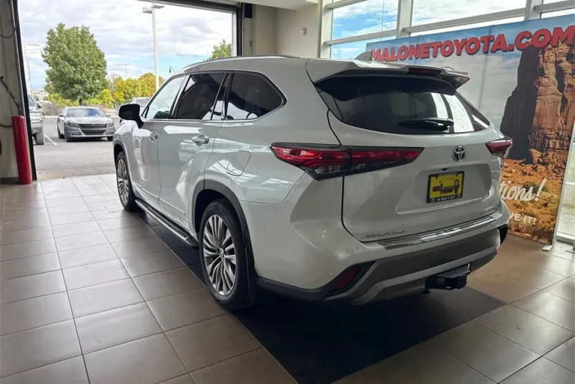 2023 Toyota Highlander Hybrid Platinum photo 1