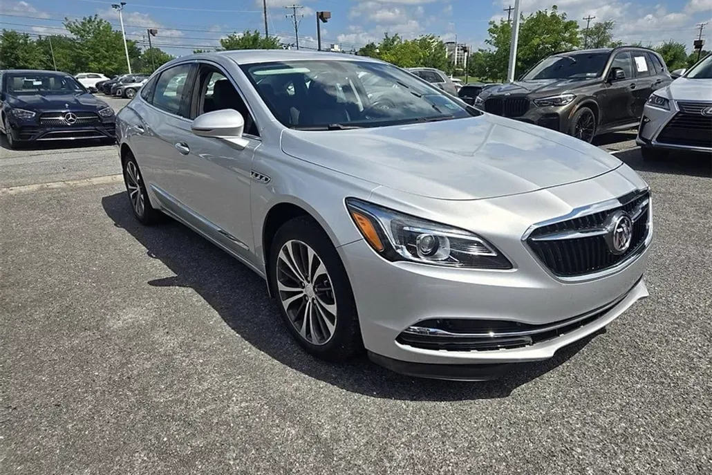 2017 Buick LaCrosse Essence photo 1