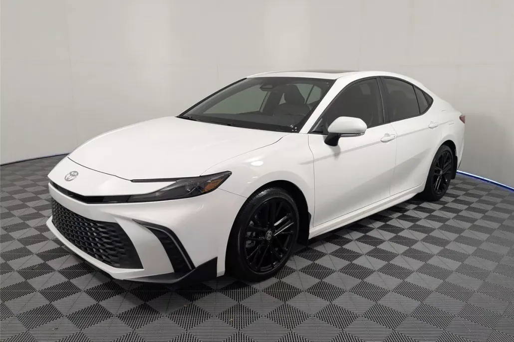 2025 Toyota Camry SE photo 1