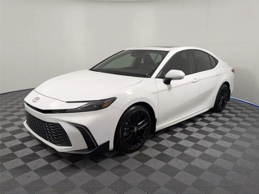 2025 Toyota Camry SE photo 1