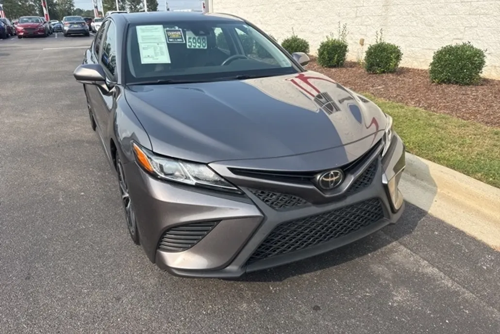 2019 Toyota Camry SE photo 1