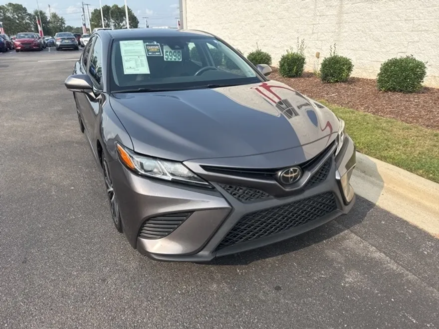 2019 Toyota Camry SE photo 1
