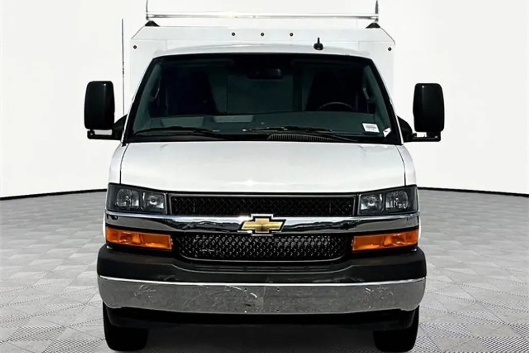2025 Chevrolet Express 3500 Cutaway photo 1