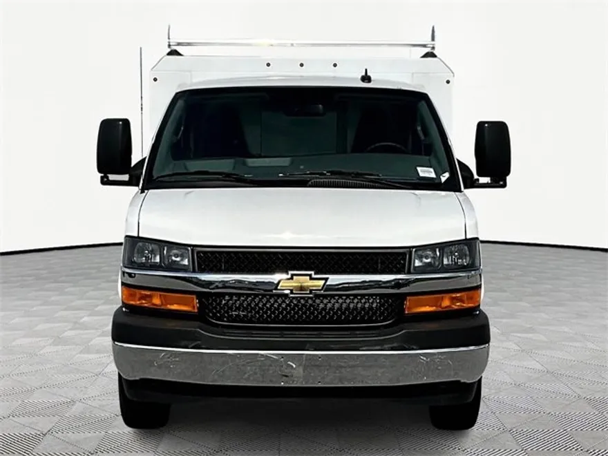 2025 Chevrolet Express 3500 Cutaway photo 1