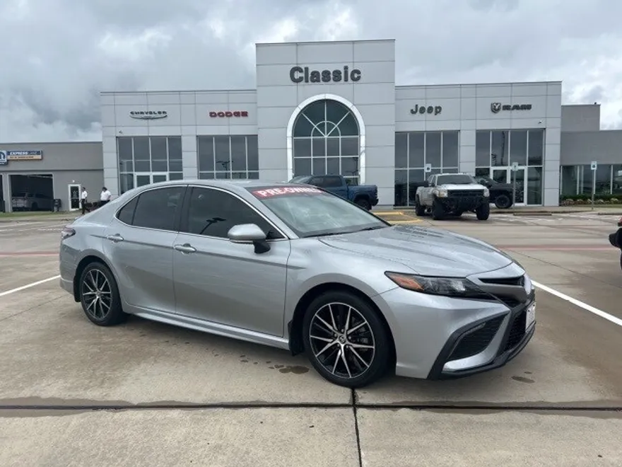 2024 Toyota Camry Hybrid SE photo 1