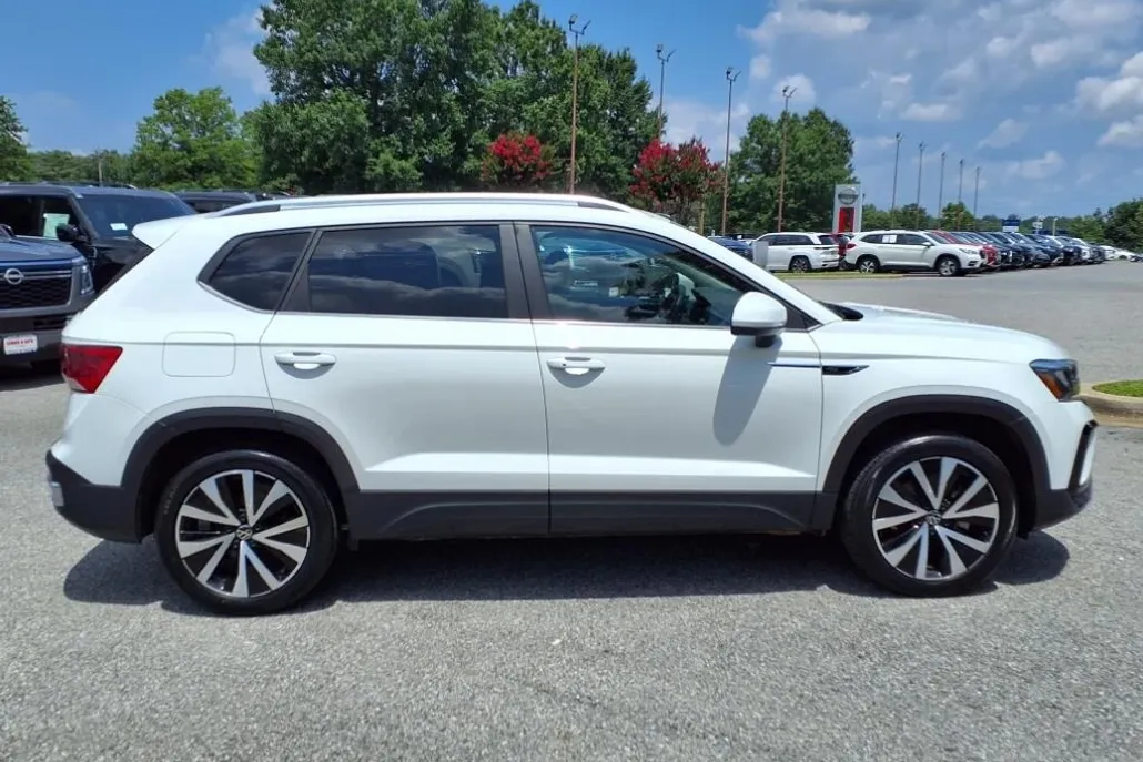 2023 Volkswagen Taos SE photo 1
