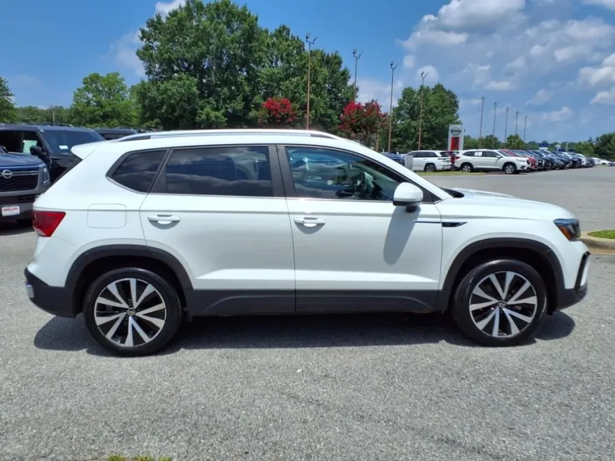 2023 Volkswagen Taos SE photo 1